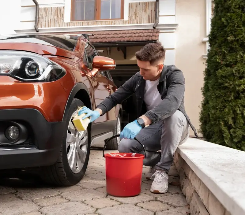 Lavage auto à domicile Frontenas : professionnel intervenant sur un véhicule